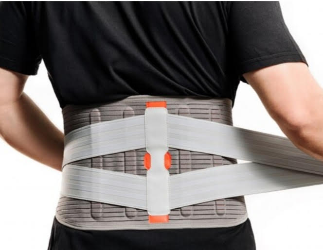 faja lumbar ajustada sobre camisa negra con soporte ergonomico