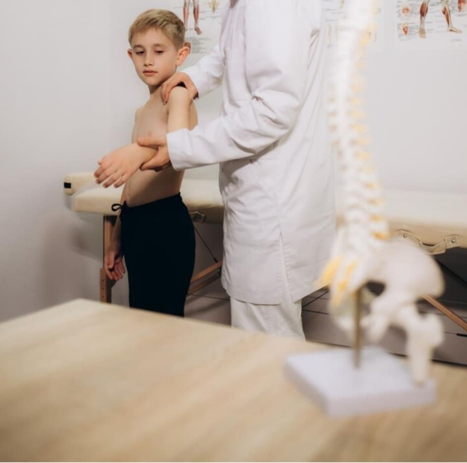 evaluacion columna espalda nino con medico clinica ortopedia