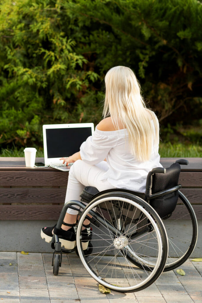 mujer en silla de ruedas trabajando al aire libre ordenador portatil ortopedia tecnica aranjuez aranjuez mujer en silla de ruedas trabajando al aire libre ordenador portatil ortopedia tecnica aranjuez aranjuez
